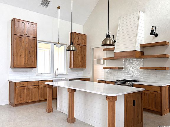 3rd image of 450 Lucky Rdg