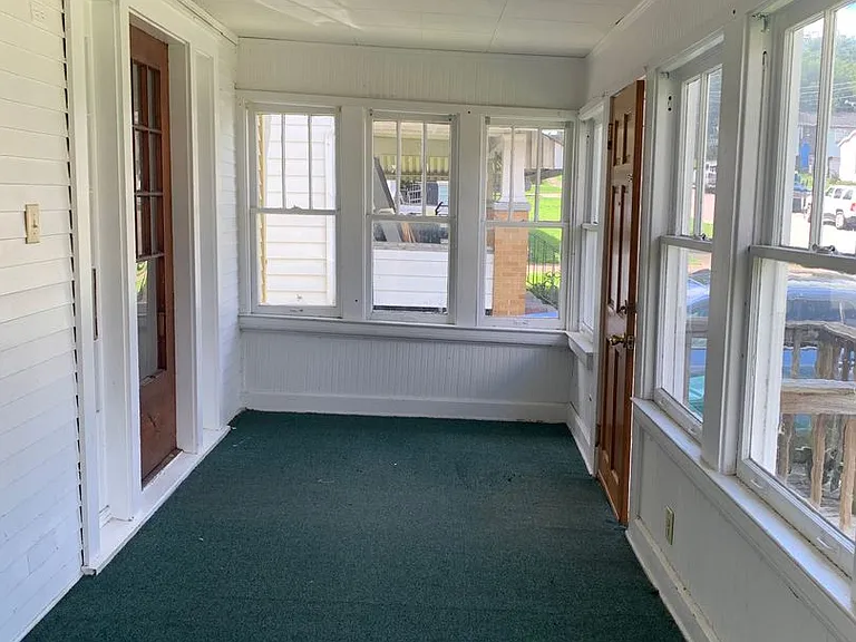 1110 Laird Ave — Photo 2
