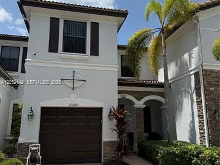 11302 NW 88th Ter #Townhouse 11302 — Photo 3