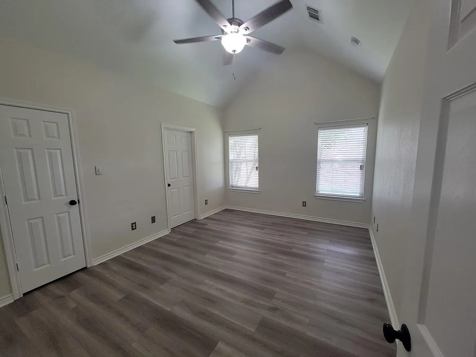 3 bed, 2.0 bath, 1327 sqft, $2,100 — Photo 2