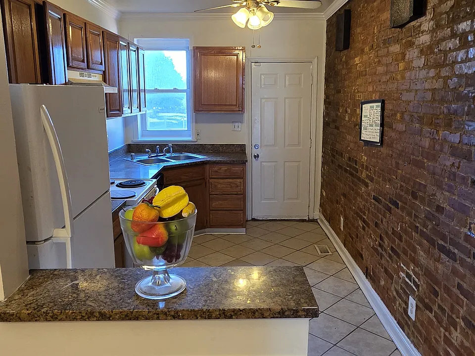1009 W Fayette St
