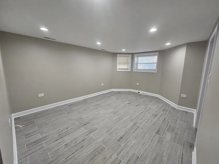 living room - spacious with plenty of outlets