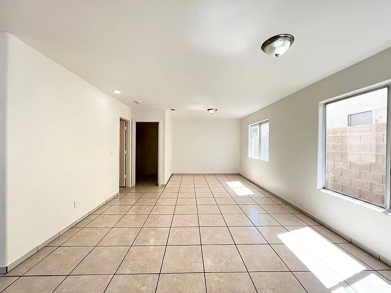 8284 W Rochelle Ave — Photo 5