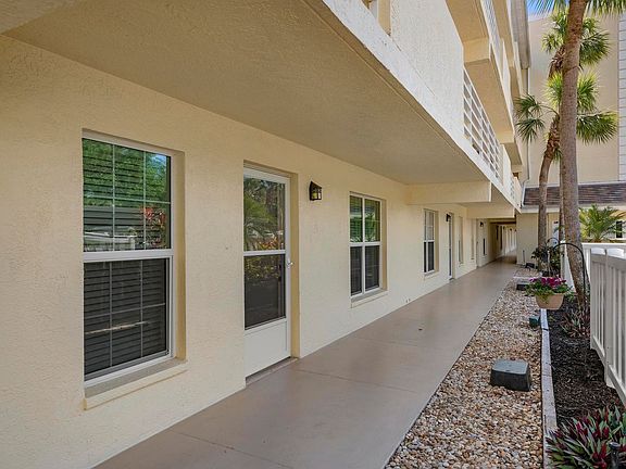 3rd image of 1015 Wexford Blvd