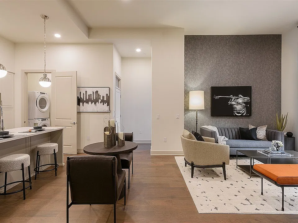 99 West Paces Living Area