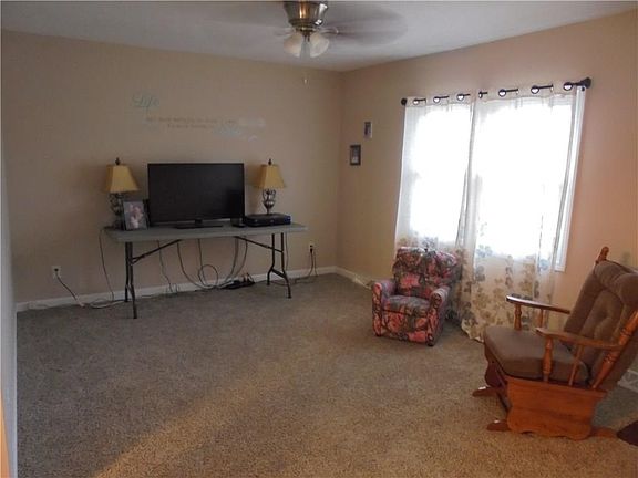 3rd image of 826 Raymon Dr