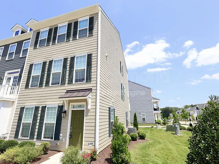 425 Randolph View Dr — Photo 3