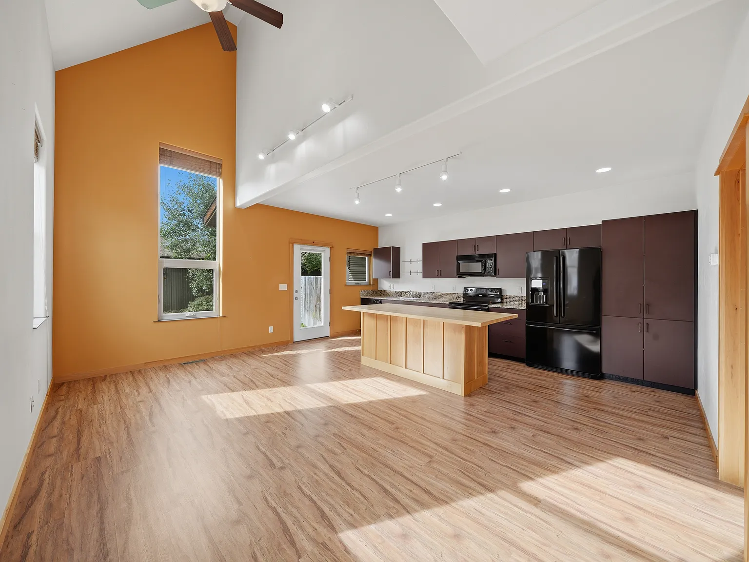 3 bed, 1424 sqft, $3,000 — Photo 3