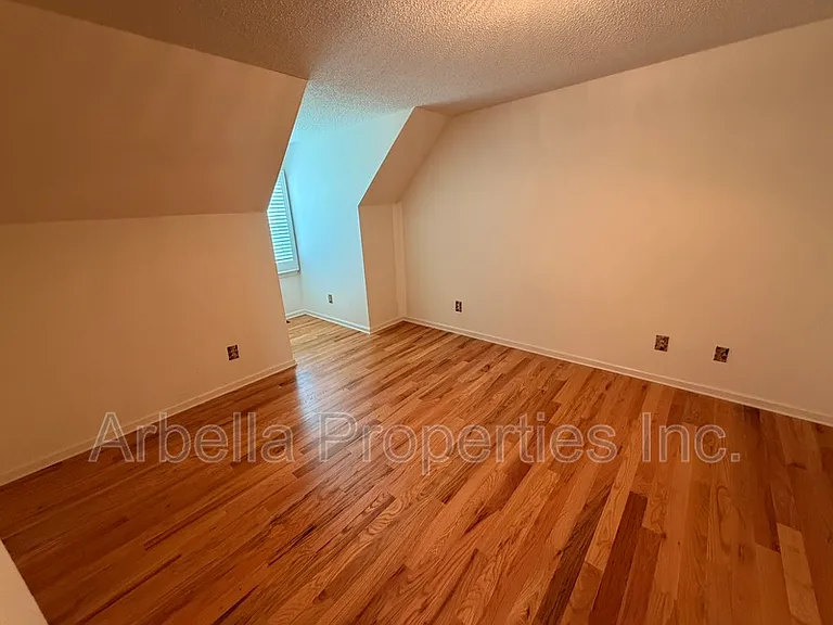 215 Radford Dr — Photo 9