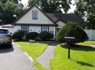 12 W Smith St, Lindenhurst, NY 11701