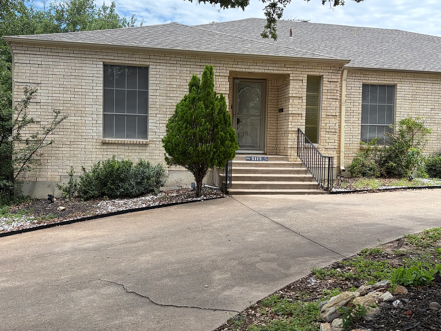 2 bed, 2422 sqft, $2,000 — Photo 1