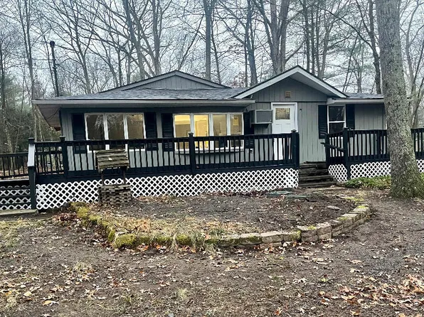 127 E Lake Dr, Dingmans Ferry, PA 18328