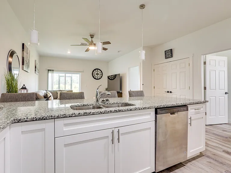 1143 Gilbert Ave S — Photo 8