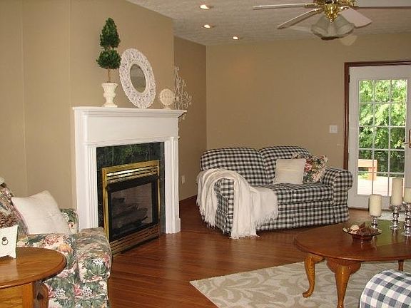 4th image of 26 Castle Dr