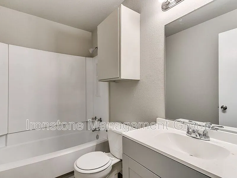 3 bed, 2.0 bath, 1200 sqft, $1,295 — Photo 4