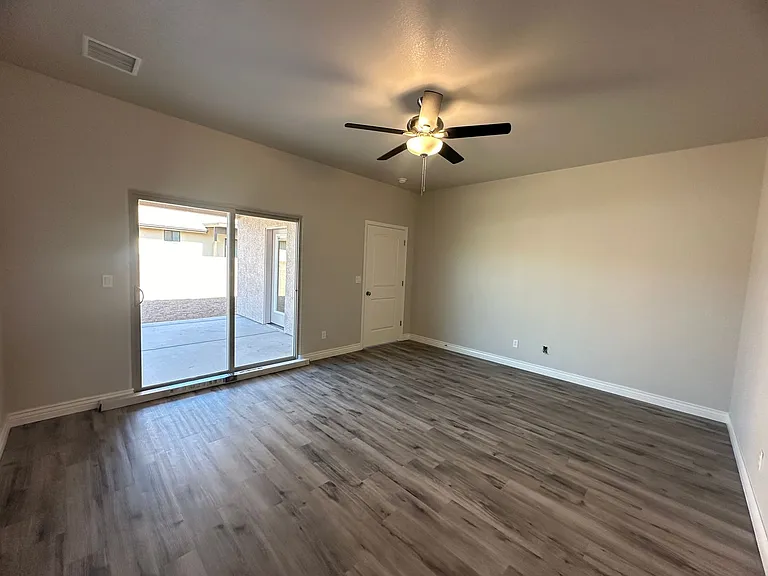 2743 Chambers Ave — Photo 33