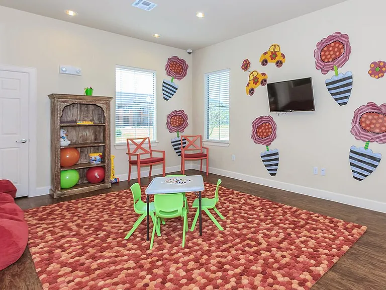 320 S Stewart Blvd — Photo 14