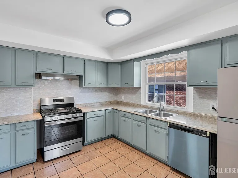 287 E Smith St — Photo 16