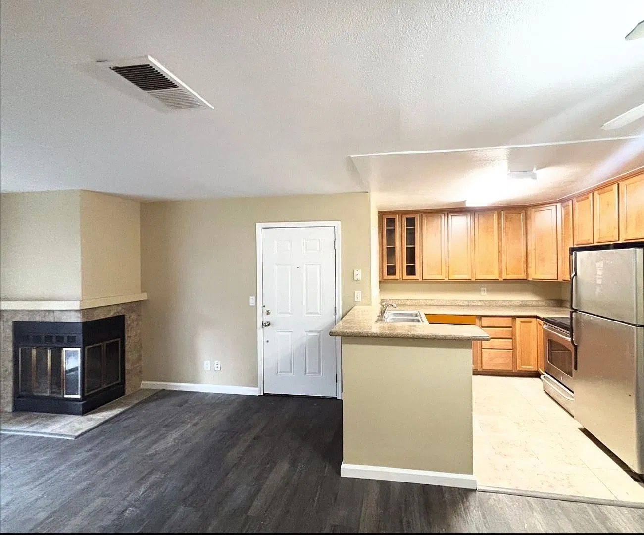 Cozy Two Bedroom Two Bathroom Rosemont Condo — Photo 2
