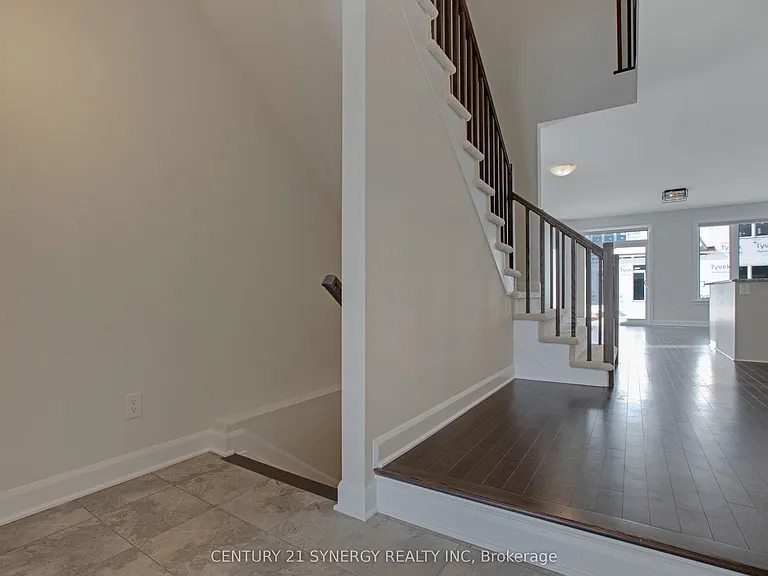 708 SE Taliesin Cres — Photo 3
