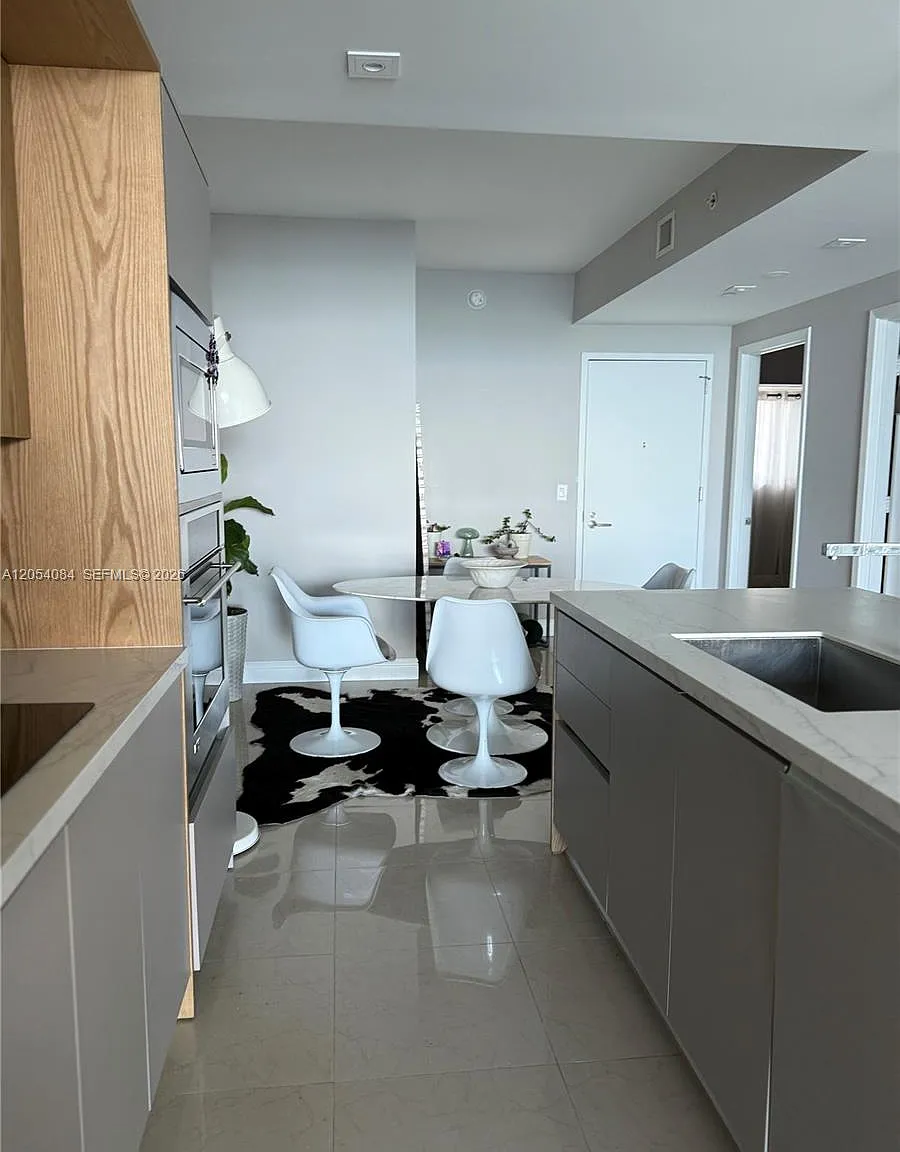 2 bed, 1107 sqft, $4,900 — Photo 2
