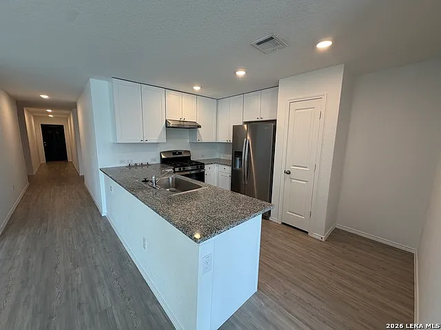 4 bed, 2.0 bath, 1668 sqft, $2,050 — Photo 2