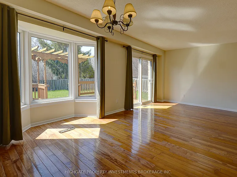 654 Brougham Pl #MAIN UPPER — Photo 6