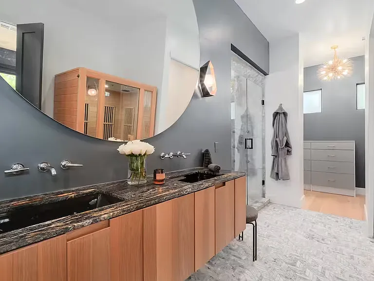2403 E 14th St #1 — Photo 7