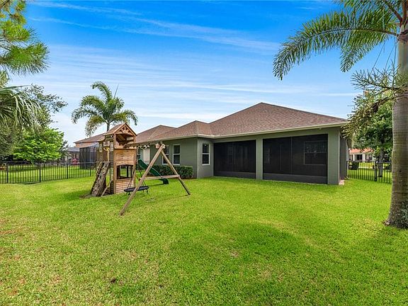 3rd image of 421 SW Sun Cir