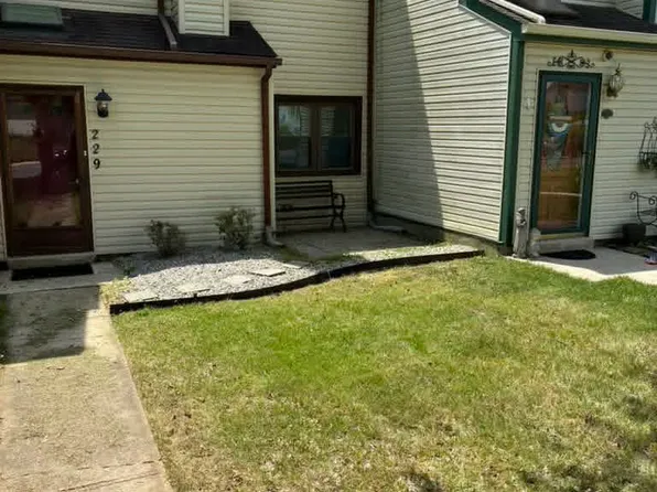 229 E Green Valley Cir, Newark, DE 19711