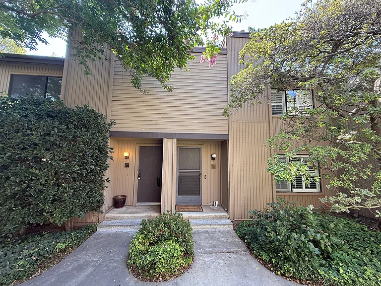 475 W Walnut St — Photo 37