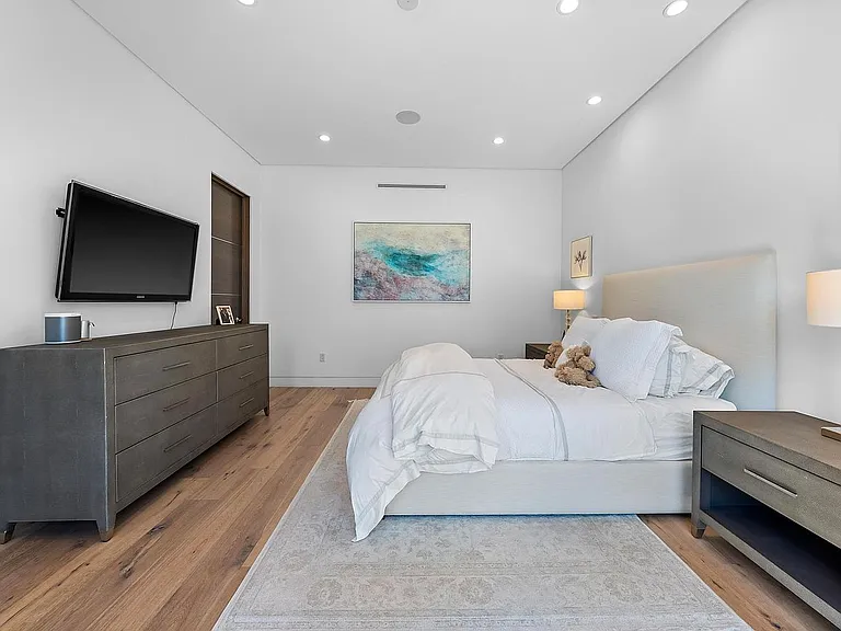 801 N Kilkea Dr — Photo 9
