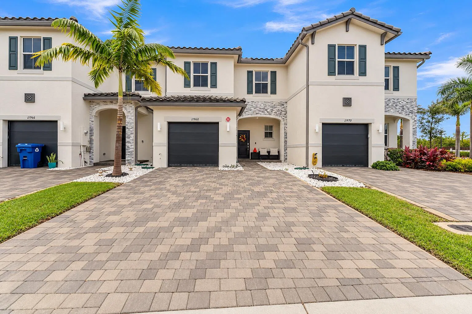 3 bed, 2.5 bath, 1236 sqft, $3,800 — Photo 1