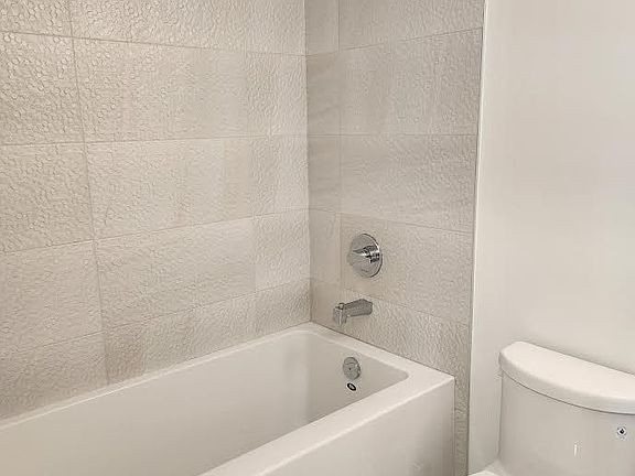 4th image of 5105 Hurontario St #1011