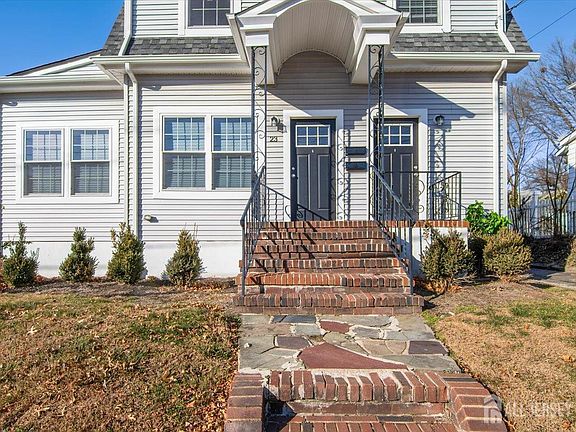 3rd image of 23 Carlton St