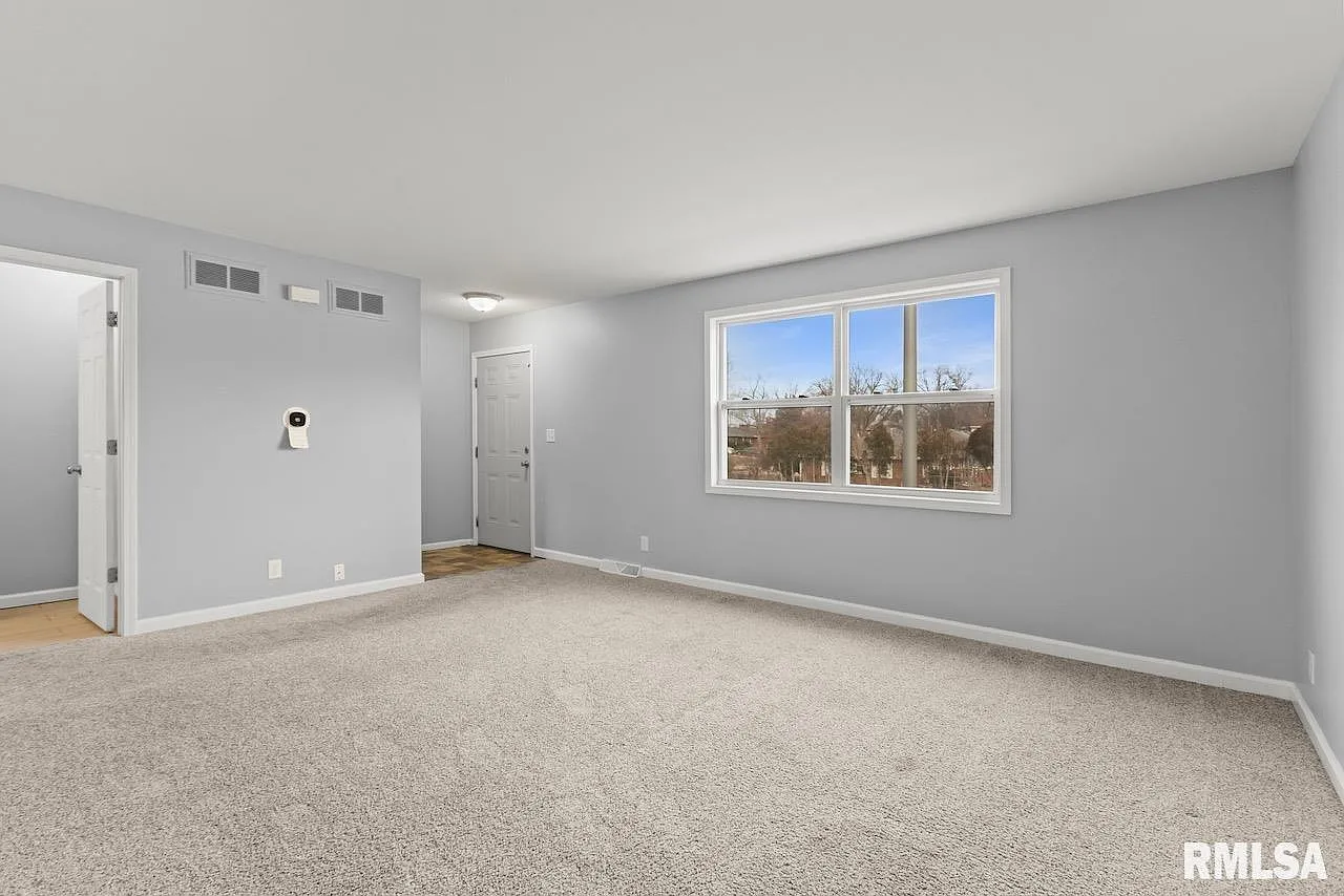 3 bed, 2.0 bath, 1320 sqft, $1,800 — Photo 4