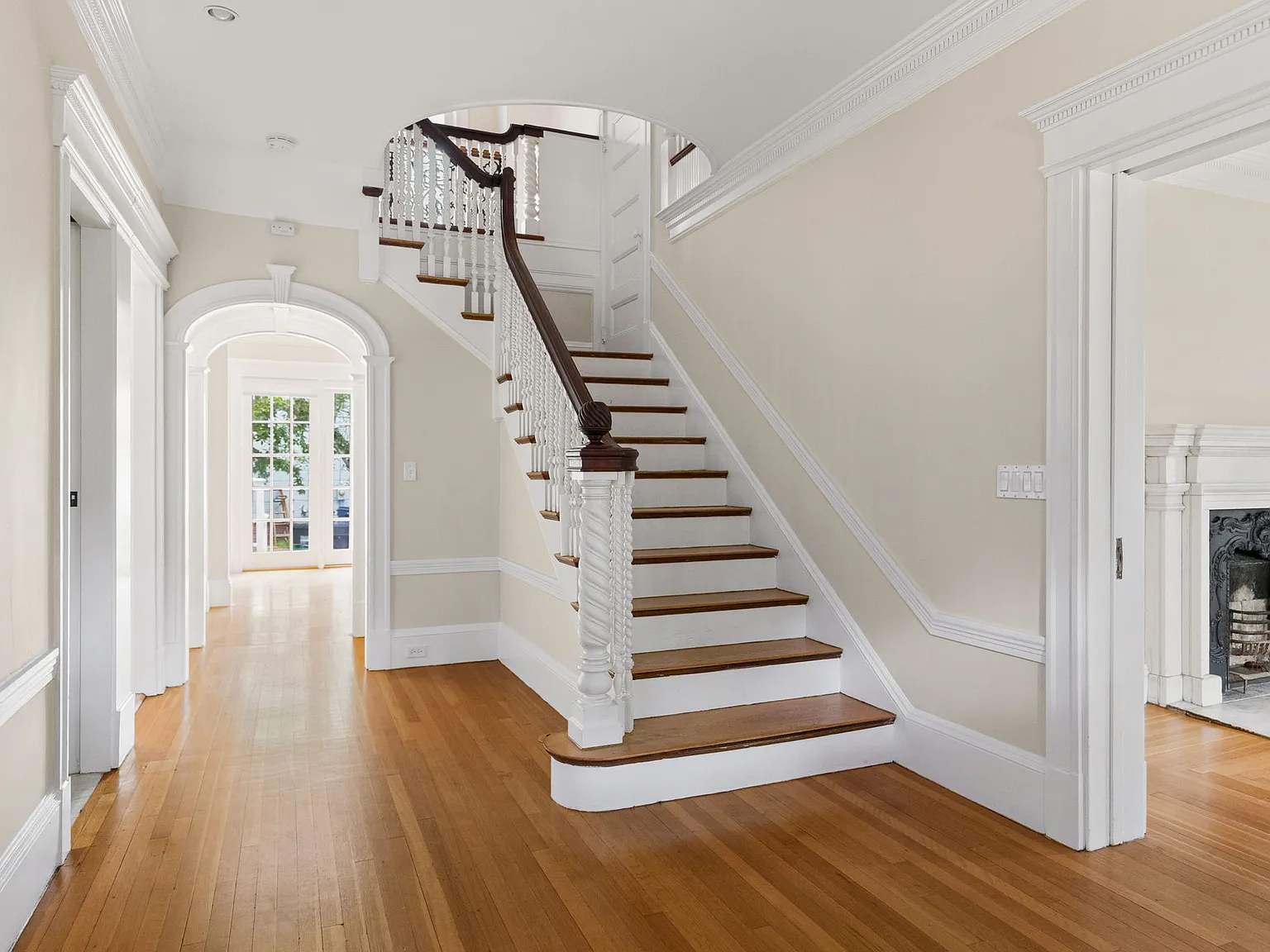 5 bed, 4.5 bath, 5009 sqft, $15,000 — Photo 4