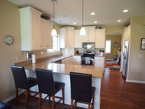 4th image of 923 Burr Oak Ln