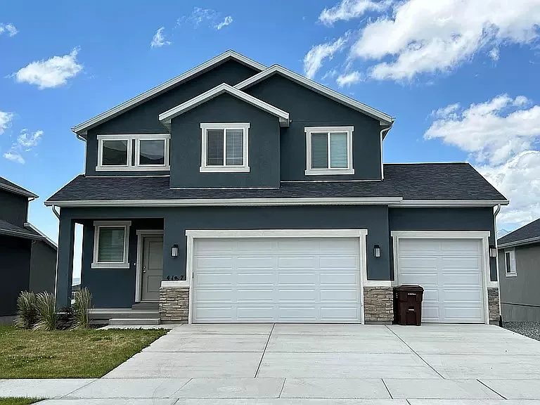 4 bed, 2.5 bath, 3306 sqft, $2,500 — Photo 1