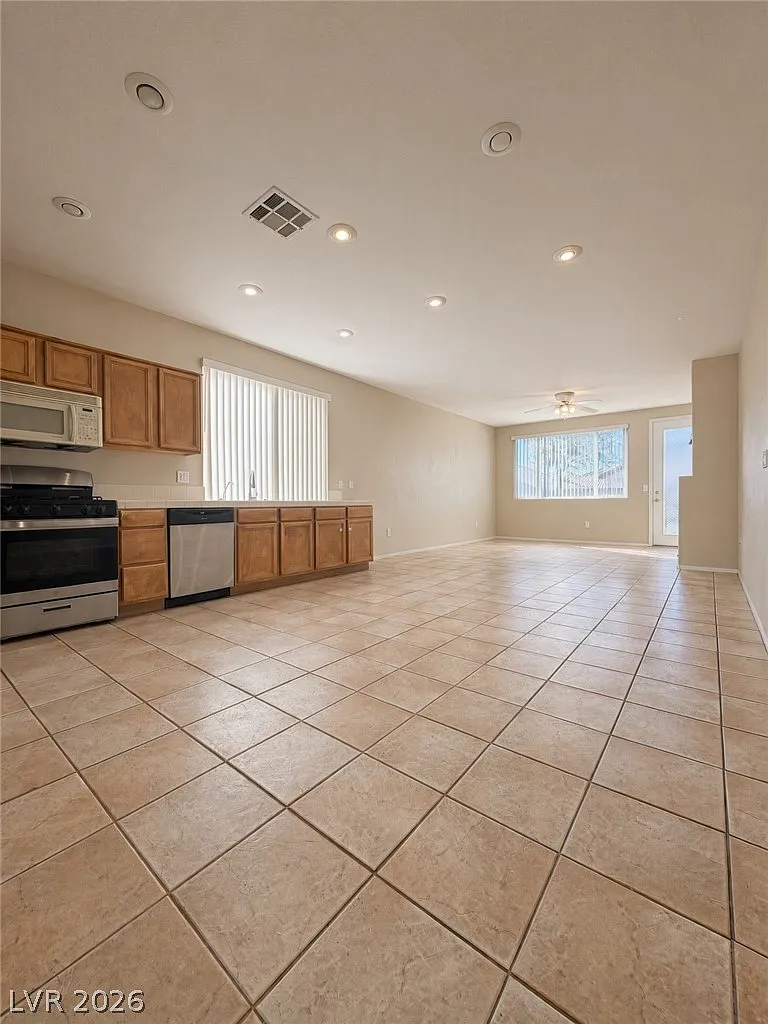 3 bed, 2.0 bath, 1622 sqft, $2,100 — Photo 4