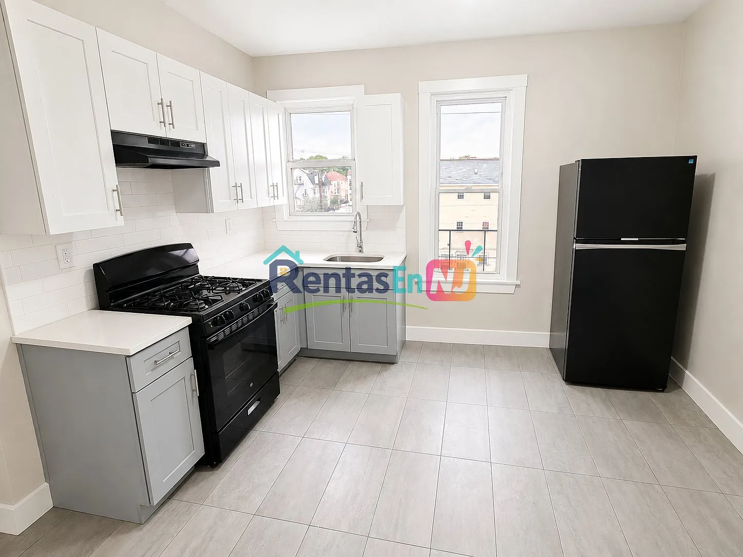 Beautiful 3 Bedroom, 2 Bathroom Apartment You'll Love! — Photo 1