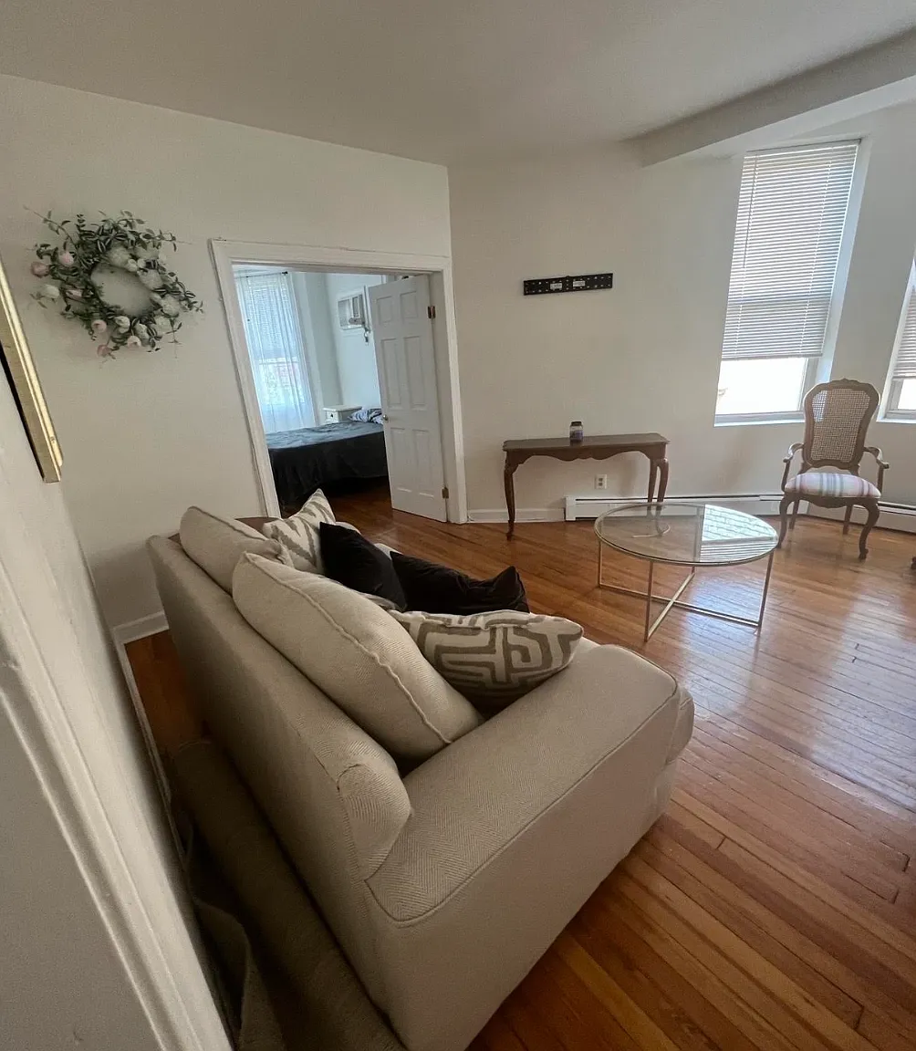 4 bed, $2,900 — Photo 1