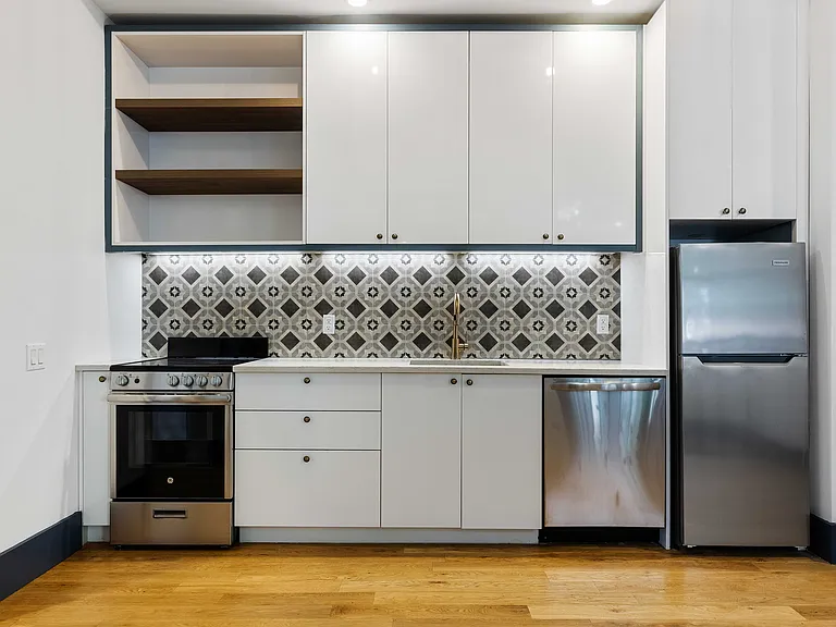 23 Menahan St #1E — Photo 1