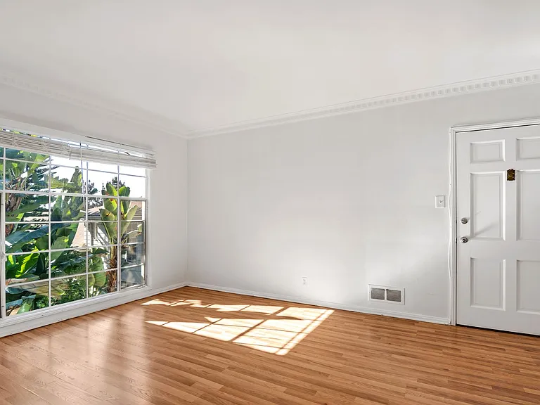 651 Midvale Ave — Photo 17
