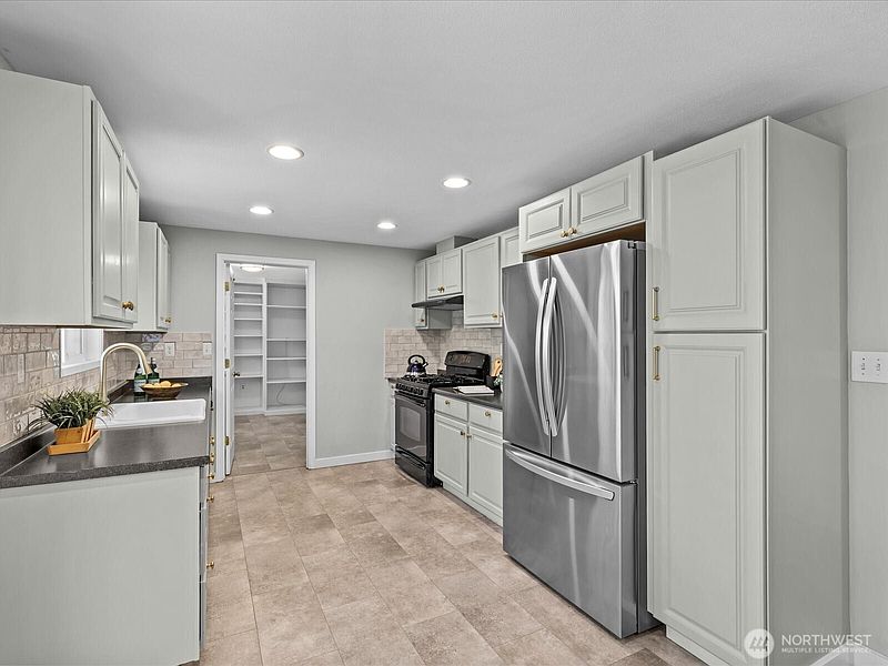 4th image of 22628 87th Avenue W
