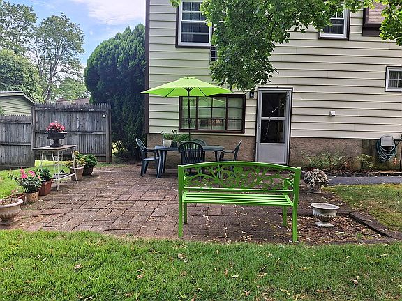 3rd image of 64 Alpine Rd