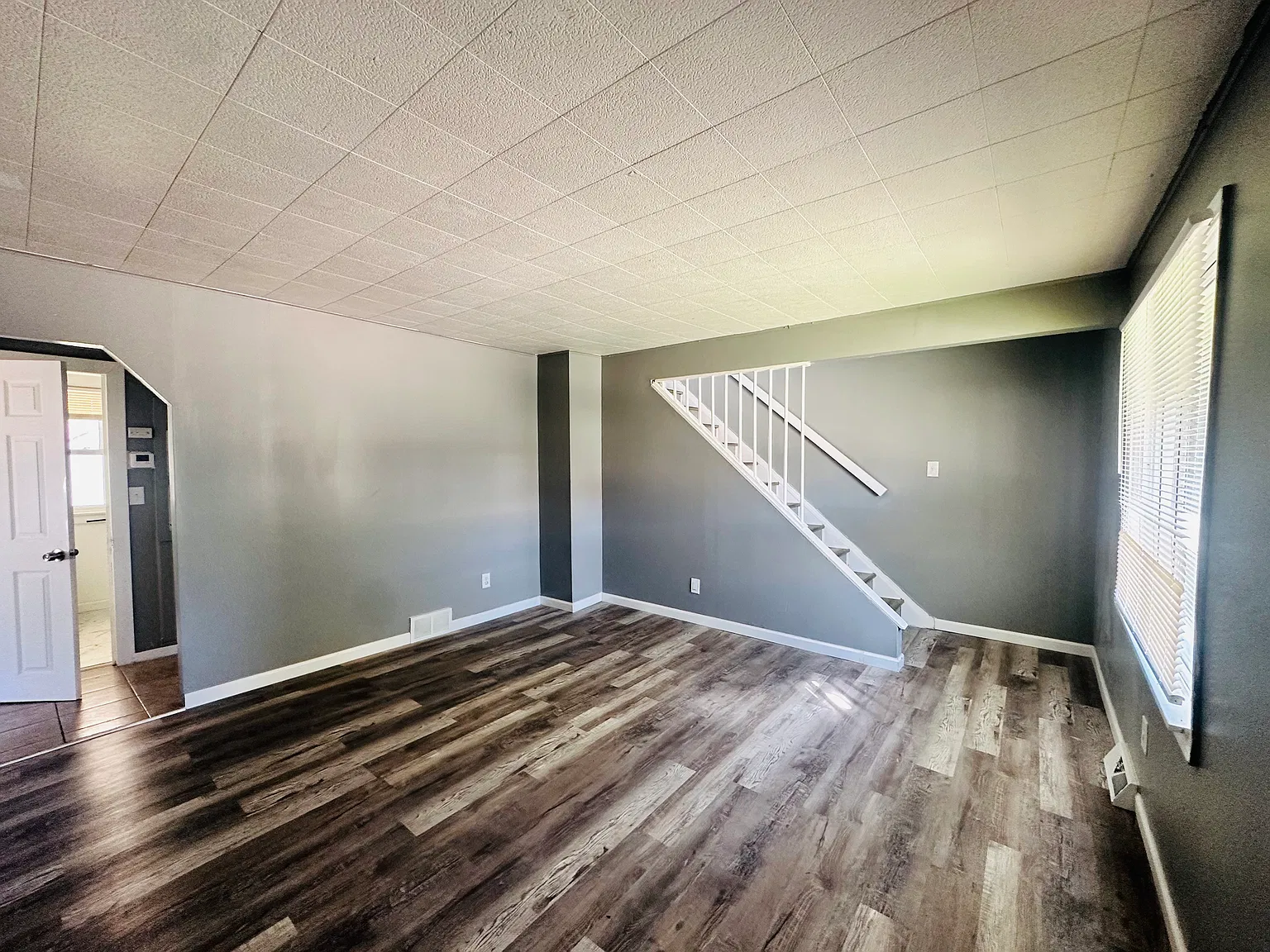 3 bed, 1.5 bath, 1008 sqft, $1,550 — Photo 2