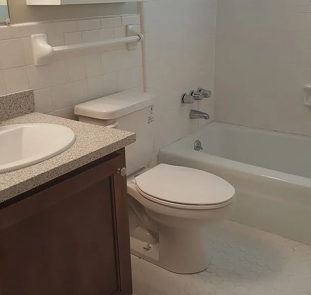 Chateau Orleans Apartments — Photo 58