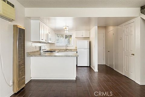 2nd image of 2221 Oak St #1
