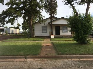 304 W Summit Ave, Electra, TX 76360